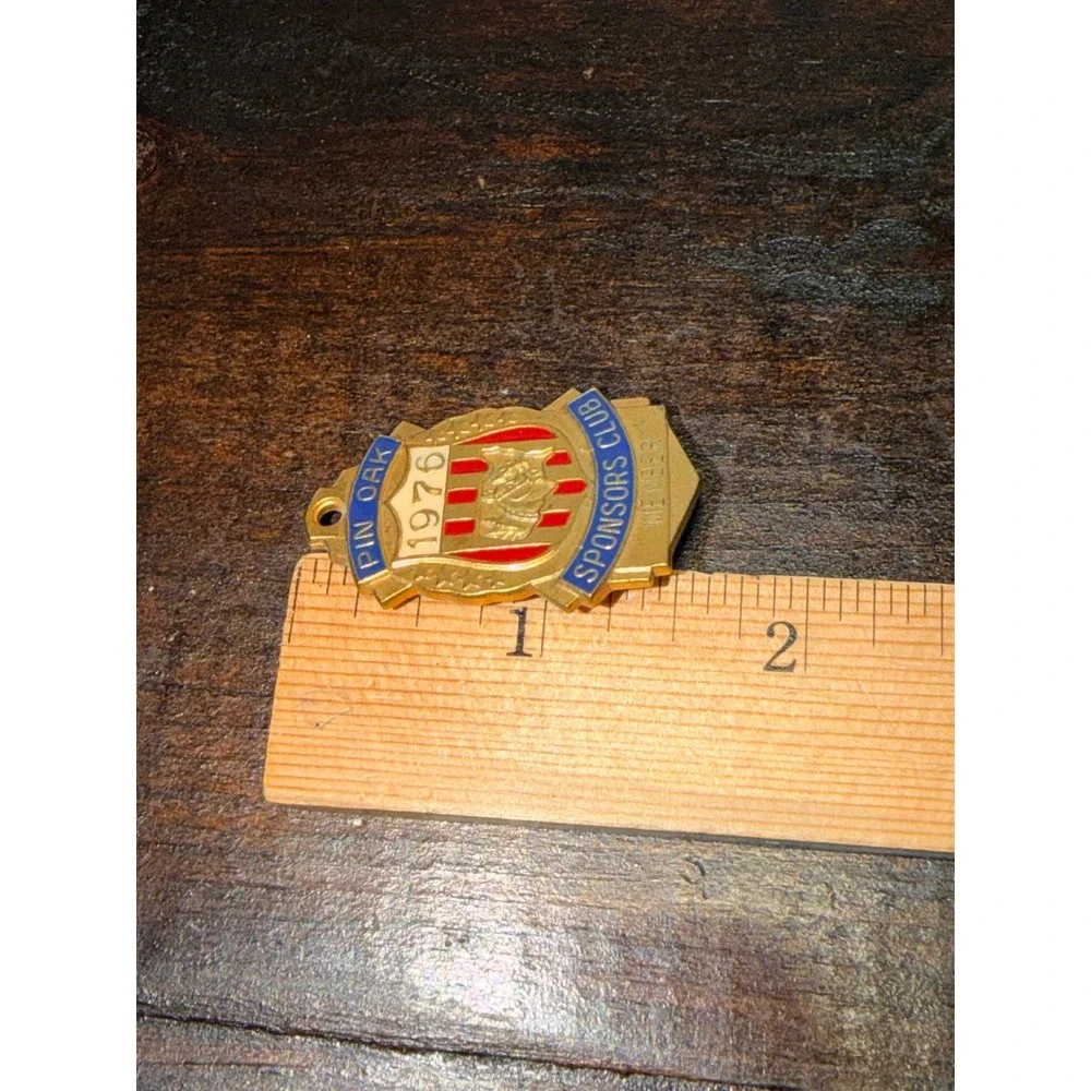 Vintage‎ 1976 Pin Oak Sponsors Club Member Horse Pin Brooch Gold Tone Enamel